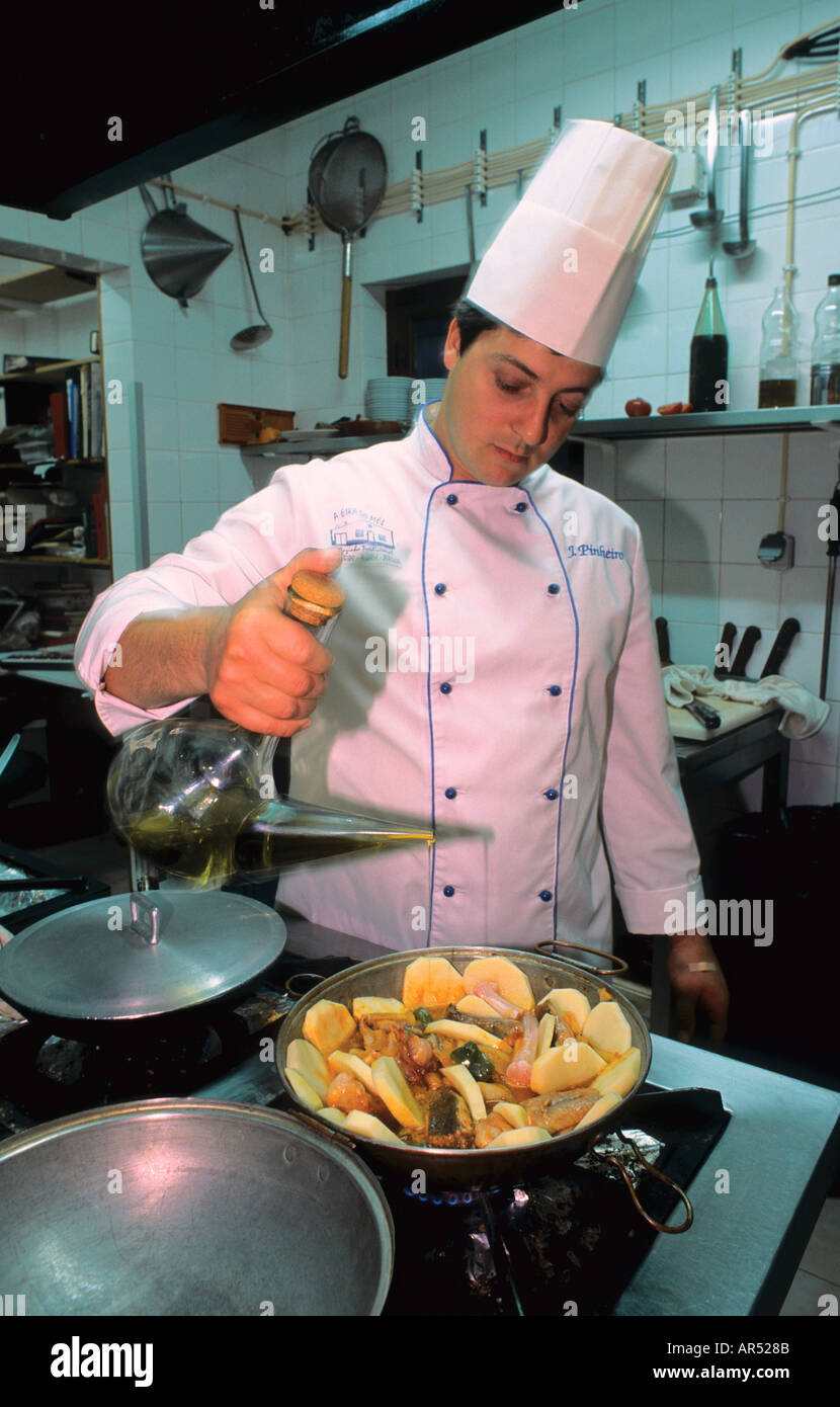 Chef Jose Pinheiro de préparer la cataplana plus plat typique de l'Algarve Restaurant Eira do Mel Vila Do Bispo Costa Vicentina Banque D'Images