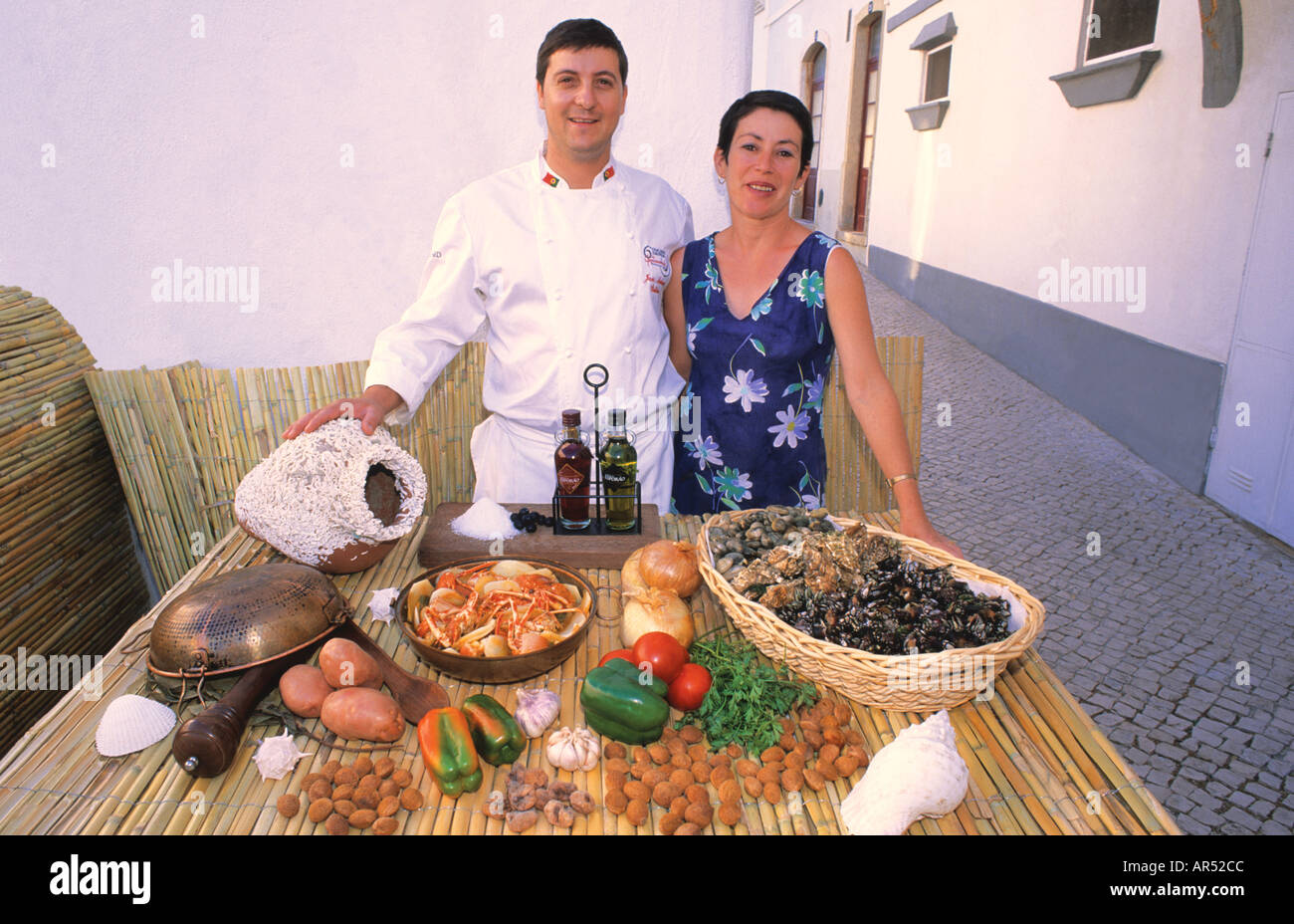Chef Jose Pinheiro et son épouse Isalia avec ingrédients pour un traditionnel Cataplana plus célèbre plat de l'Algavre, Lagos Banque D'Images