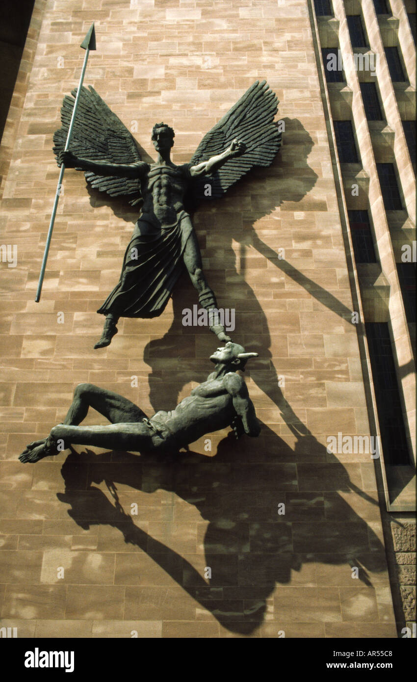 Statue de Saint Michel et le Diable sculpté par Sir Jacob Epstein La cathédrale de Coventry West Midlands England UK Banque D'Images