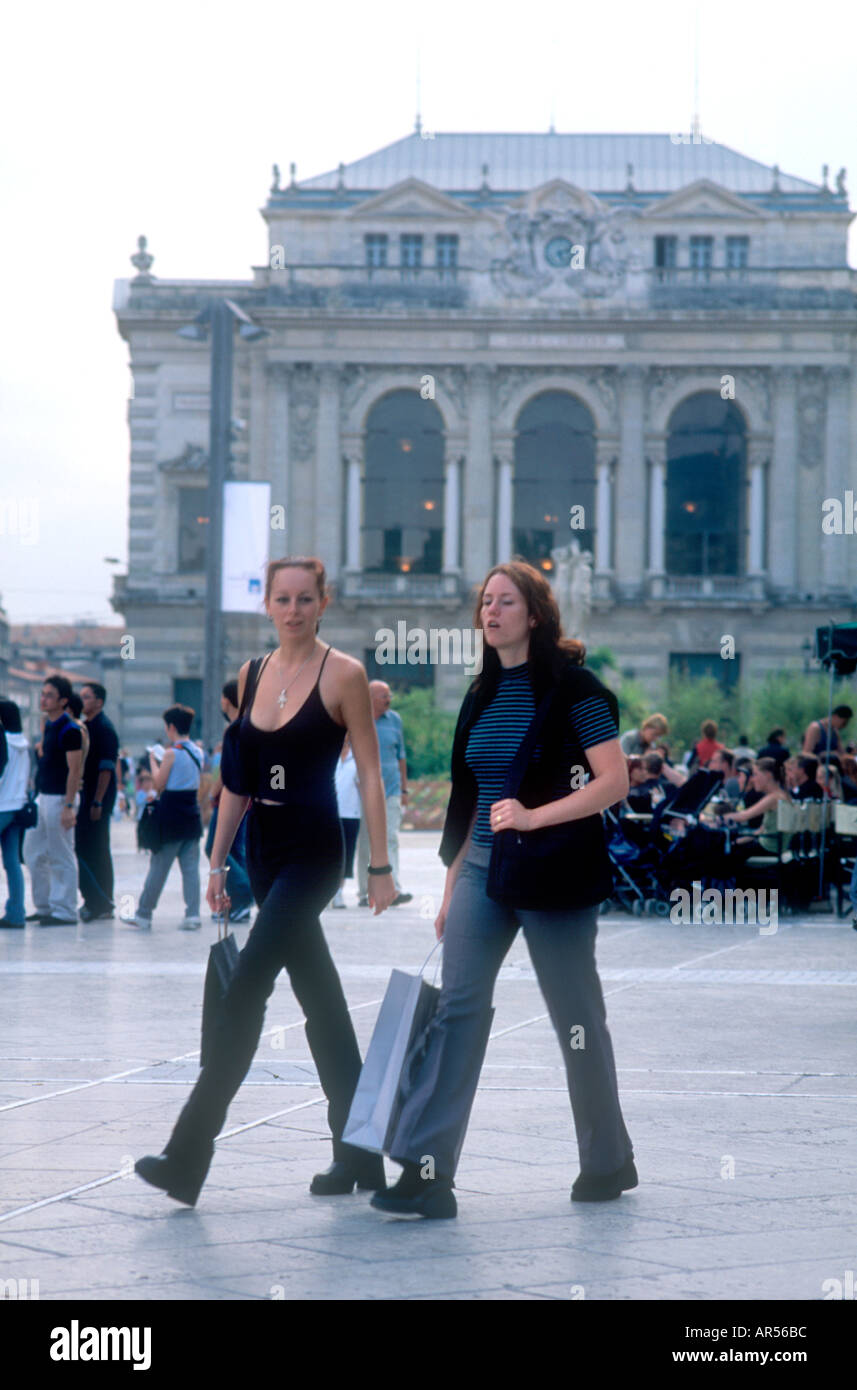 Les jeunes femmes se promener à Montpellier dans le sud de la France Banque D'Images