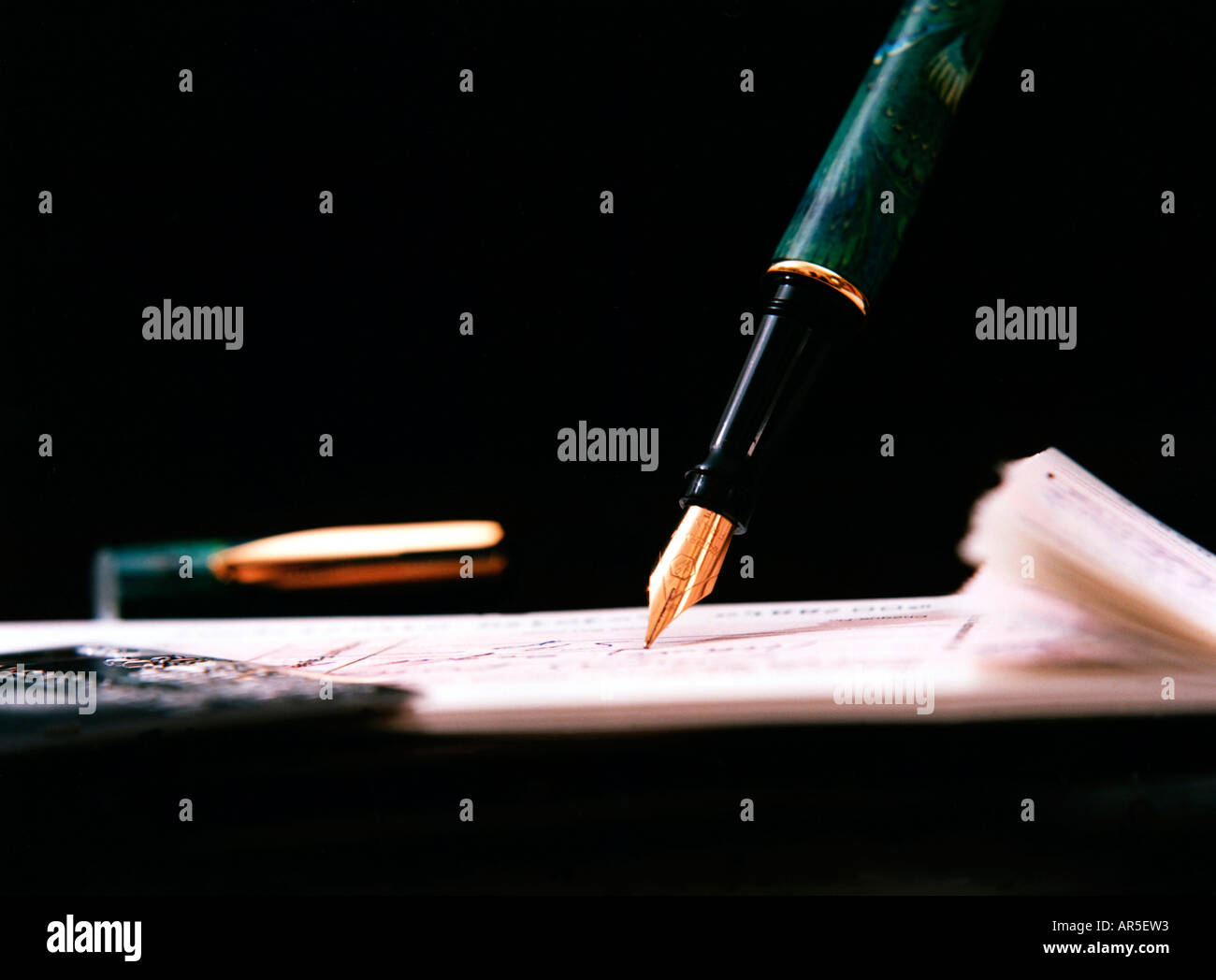 Un portrait de quelqu'un d'écrire un chèque avec un stylo Banque D'Images