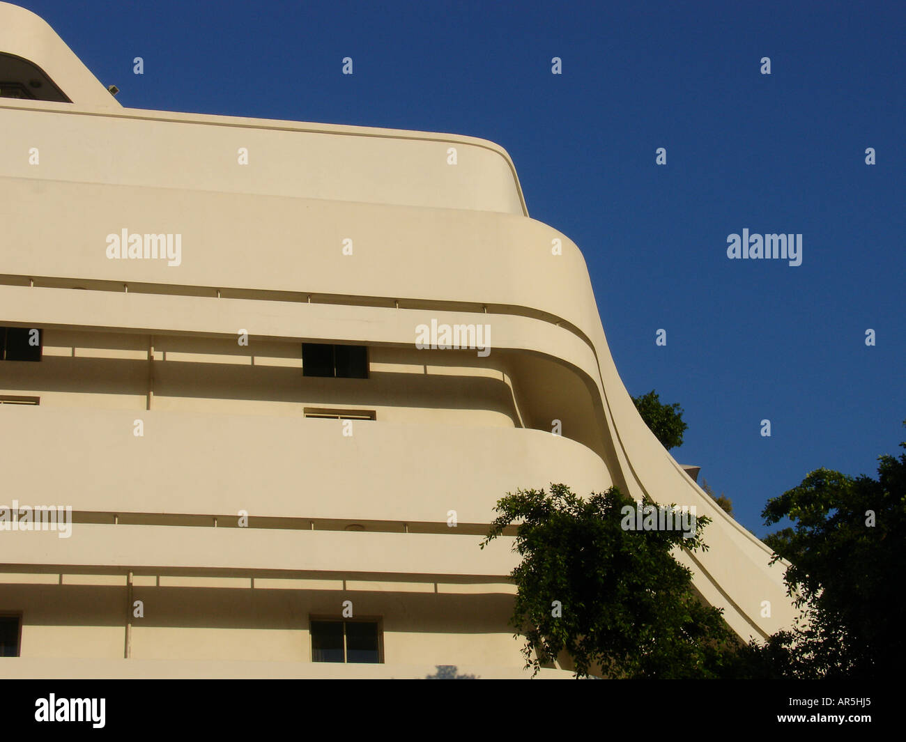 Courbes saillantes rationaliser balcon de l'hôtel Cinema anciennement un Style International cinéma construit dans les années 1930 dans le centre de Tel Aviv ISRAËL Banque D'Images