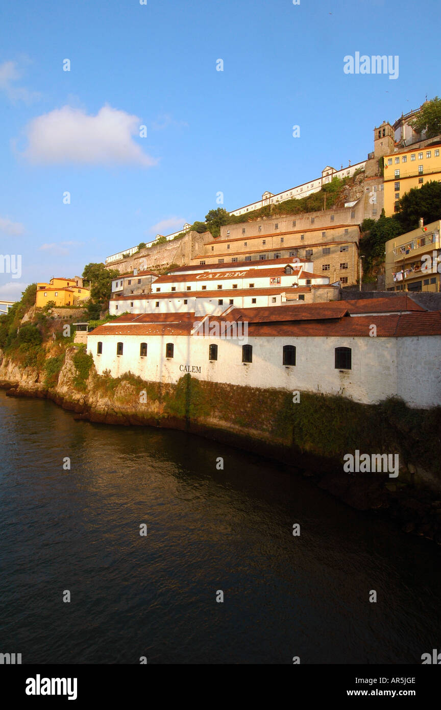 Caves du port de Vila Nova de Gaia sur le fleuve Douro Calem banque dans la ville de Porto au nord du Portugal Banque D'Images