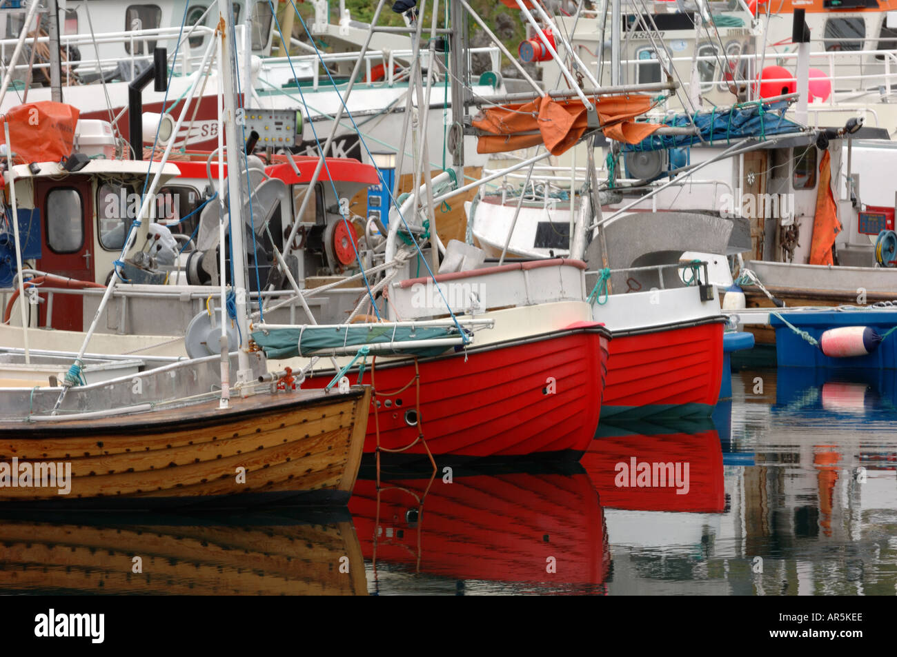 Les bateaux de pêche, port, Skarsvag Nordkapp, près de Honningsvag, Mageroya et Mahkaravju, Île Norvège Banque D'Images