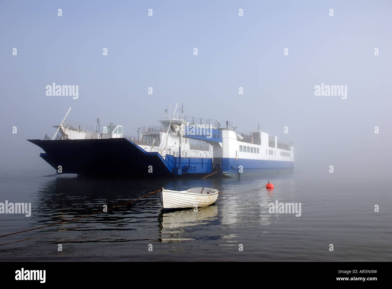 Bateau à rames et de passagers et de véhicules Torpoint traverse la chaîne dans la brume, Plymouth, Devon, UK Banque D'Images