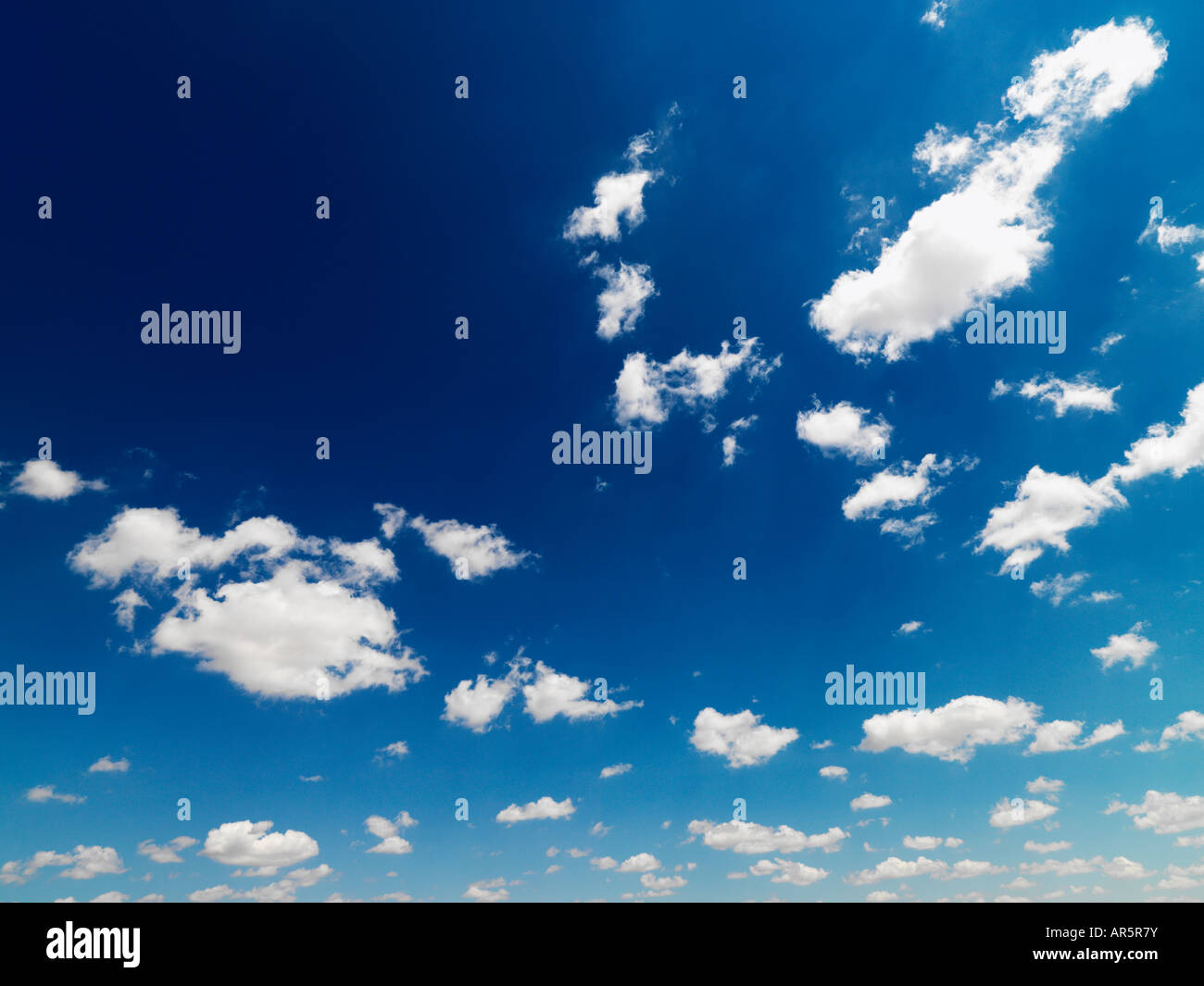 La formation de nuages cumulus dans le ciel bleu Banque D'Images