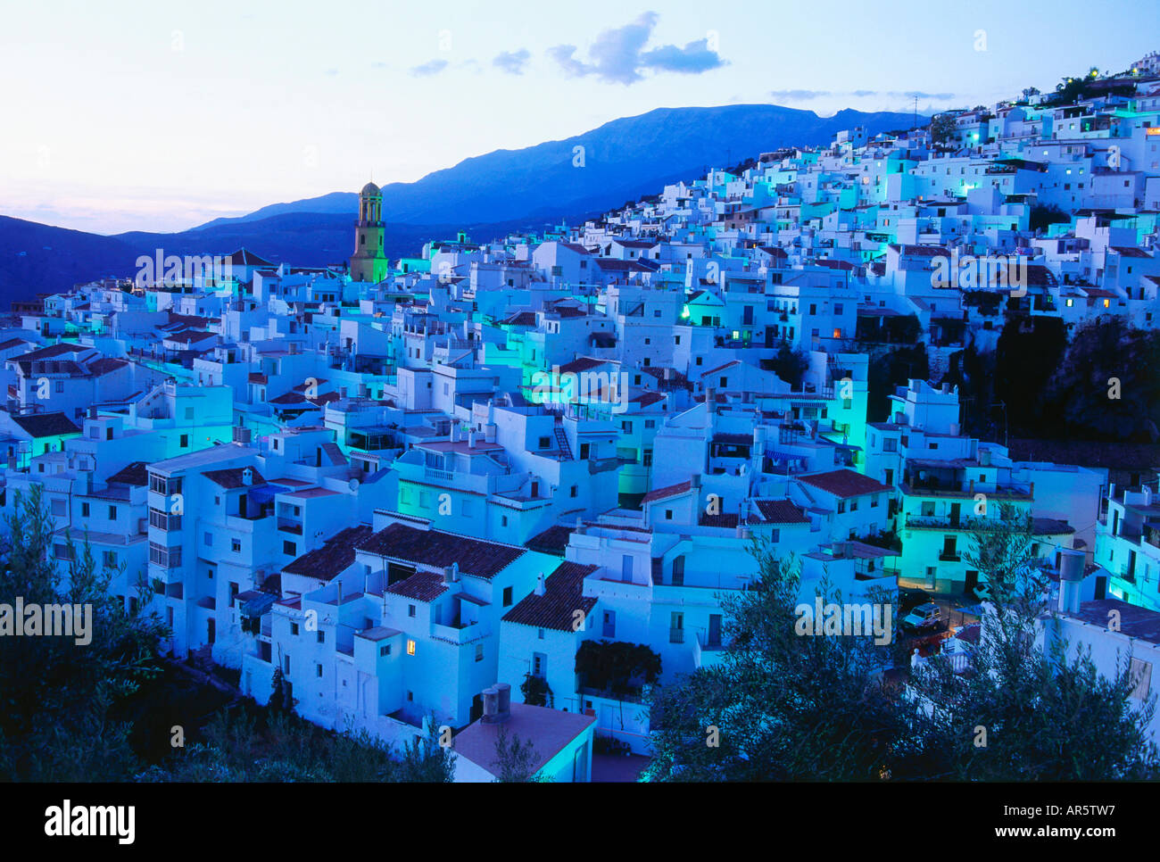 Le Crépuscule à Competa, village blanc, Province de Malaga, Andalousie, Espagne Banque D'Images
