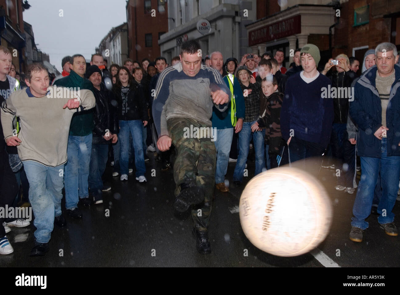 Shrove Tuesday football traditionnel shrovetide village jeu communautaire. Atherstone Warwickshire Royaume-Uni années 2008 2000 HOMER SYKES Banque D'Images