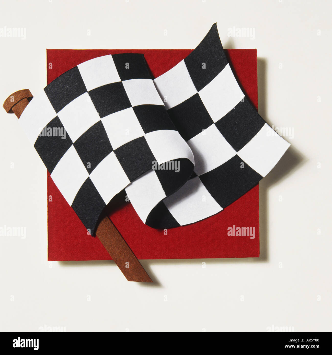 Modèle du damier noir et blanc battant sur poteau de bois court, contre fond rouge. Banque D'Images
