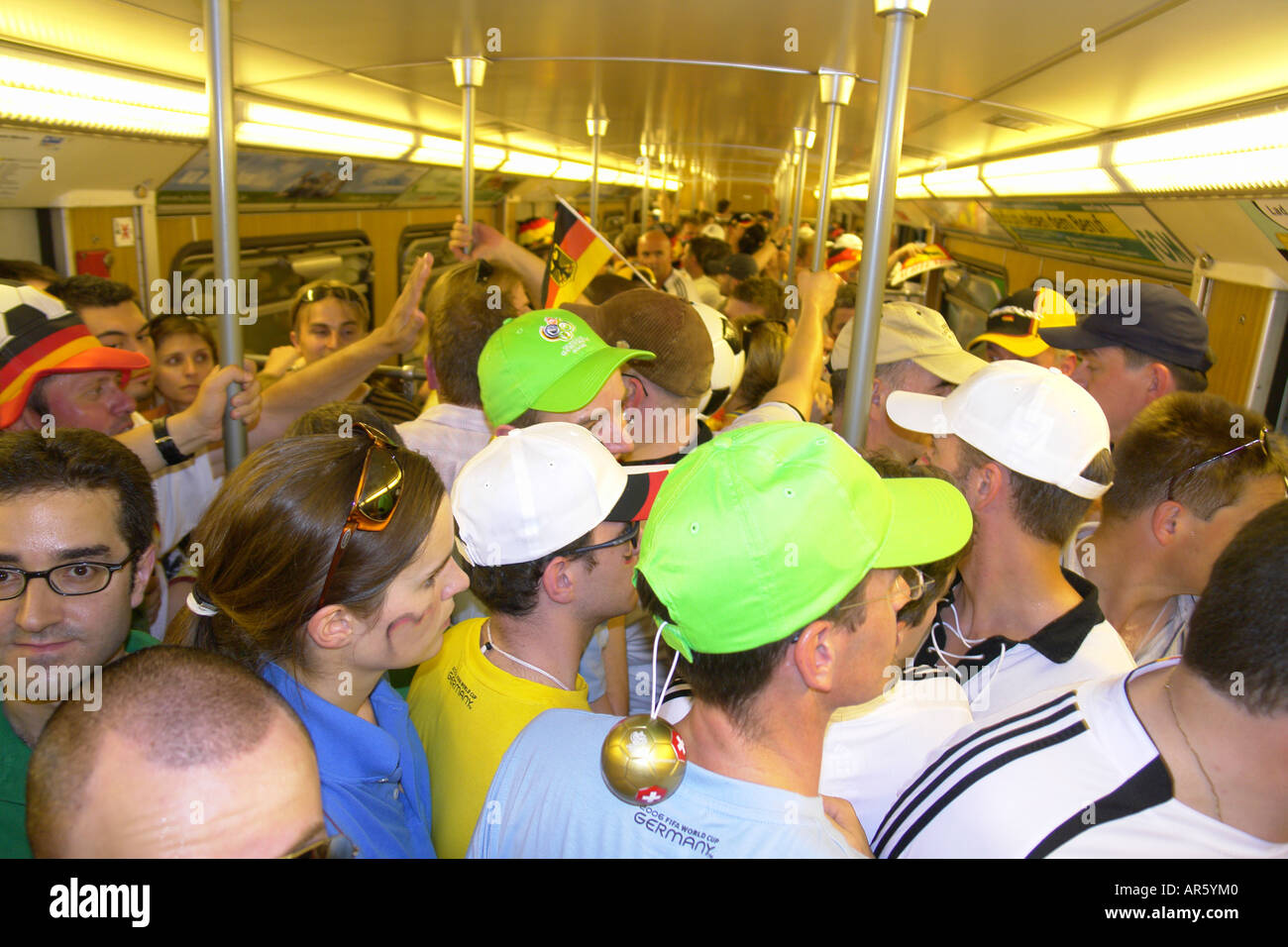 Fan de football allemand avec les funny costume en Allemagne Bavière Munich métro Banque D'Images