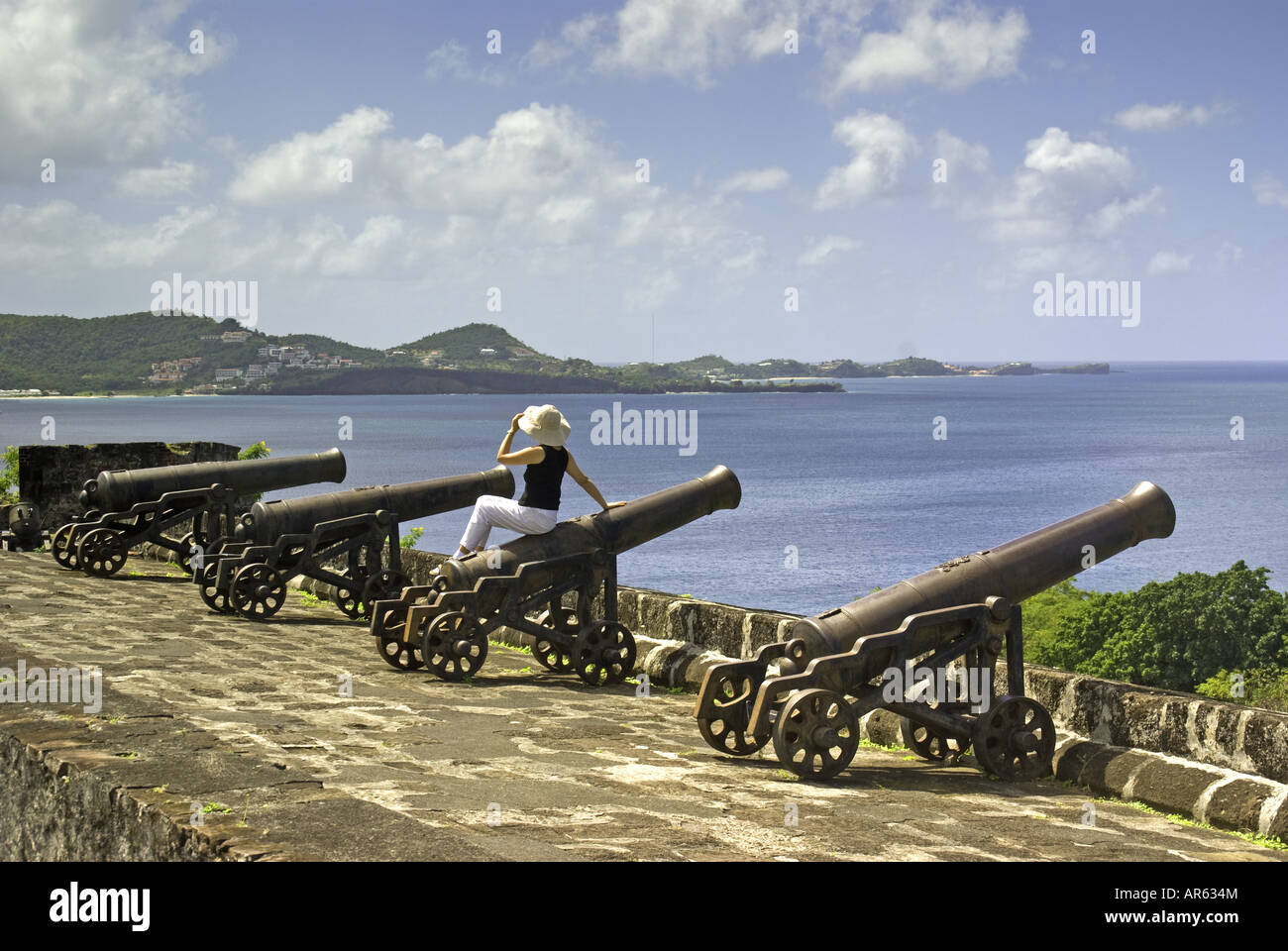 Canons sur les remparts du fort George donnant sur les Caraïbes à Saint George's, Grenade Banque D'Images
