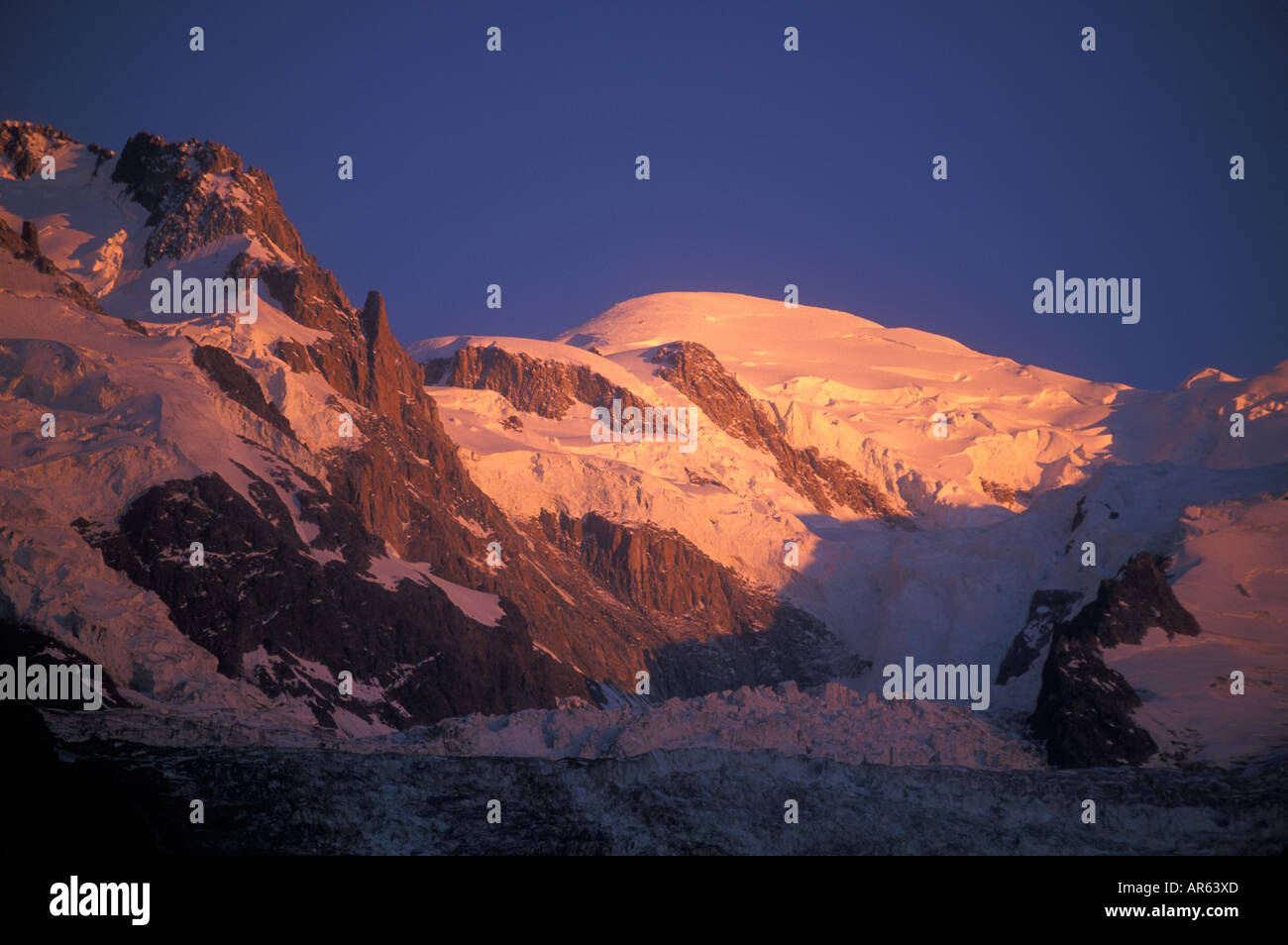 Coucher du soleil sur le Mont Blanc, la plus haute montagne d'Europe, Chamonix, France Banque D'Images