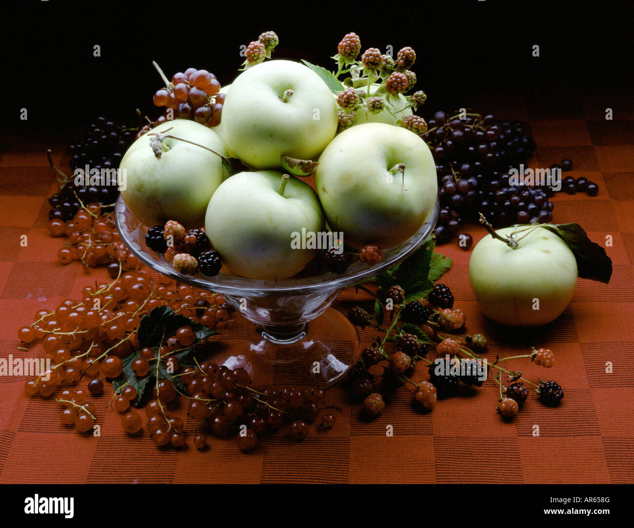 Bol de fruits aux pommes et framboises Banque D'Images