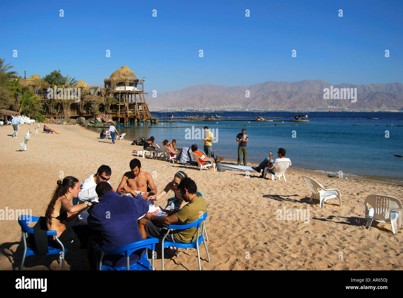 À table on beach, Dolphin Reef, Eilat, Israël, District du Sud Banque D'Images