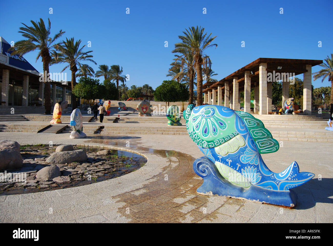 Sculptures de poisson sur la place du front de mer, Eilat, South District, Israël Banque D'Images