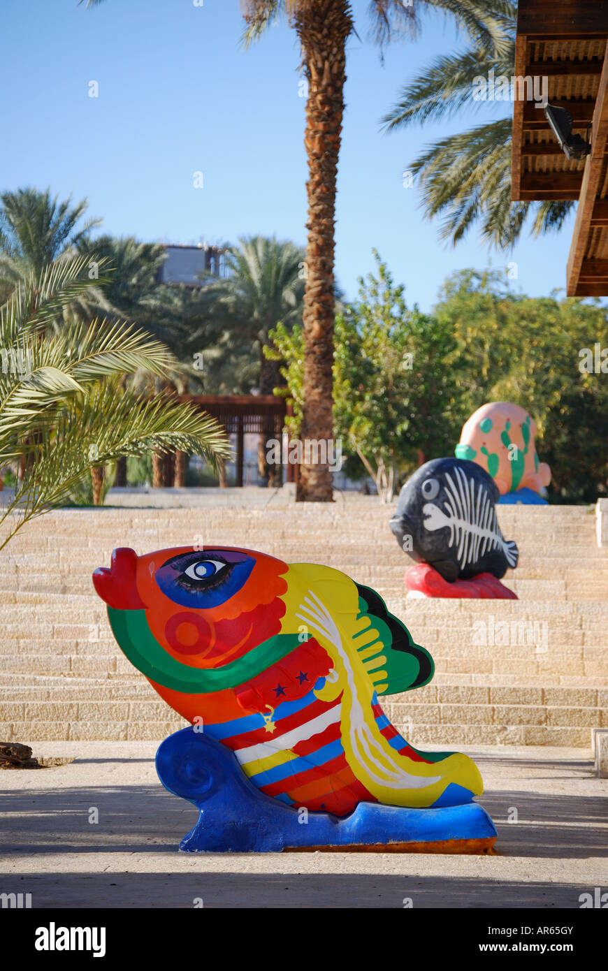 Sculptures de poisson sur la place du front de mer, Eilat, South District, Israël Banque D'Images