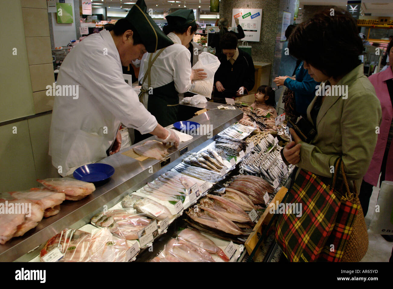 Magasin Isetan, food hall dans le sous-sol, du poisson, de l'Est krilo jesenice Shinjuku, Tokyo, Japon Banque D'Images