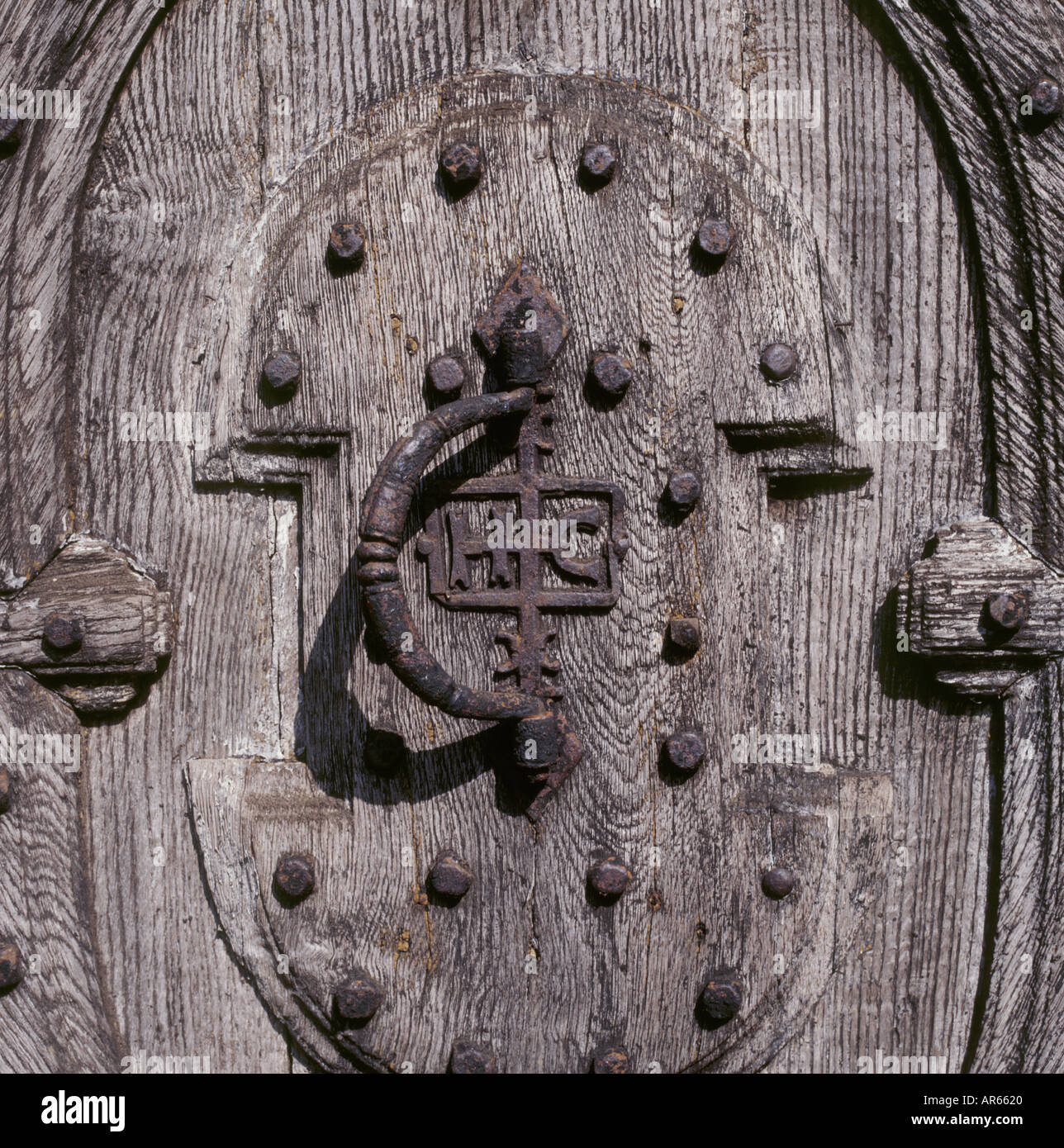 Gros plan d'une porte cloutée stout à l'abbaye d'Anglesey Il montre la porte et tirez les initiales H C Banque D'Images