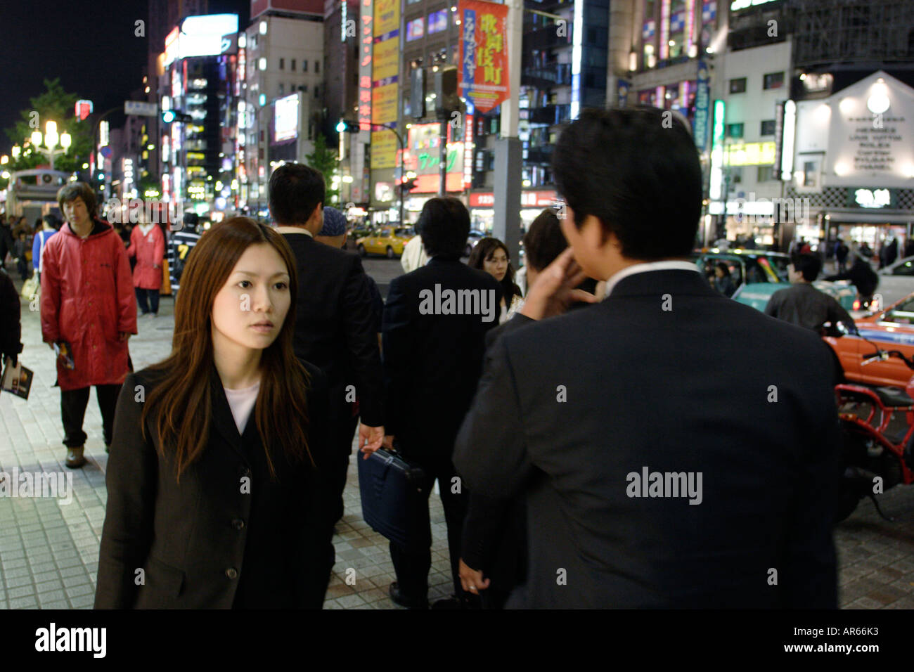 Les jeunes, nuit, shopping, à l'Est Shinjuku, Tokyo, Japon Banque D'Images