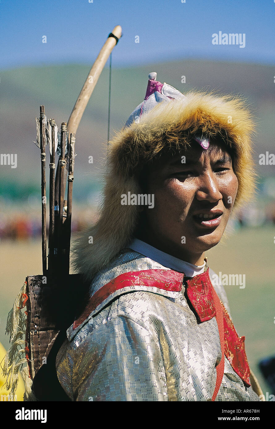 L'homme de l'Altaï en costume traditionnel de guerrier dans El Oyun festival , Ukok Plaine , Montagnes de l'Altaï en Russie . Banque D'Images