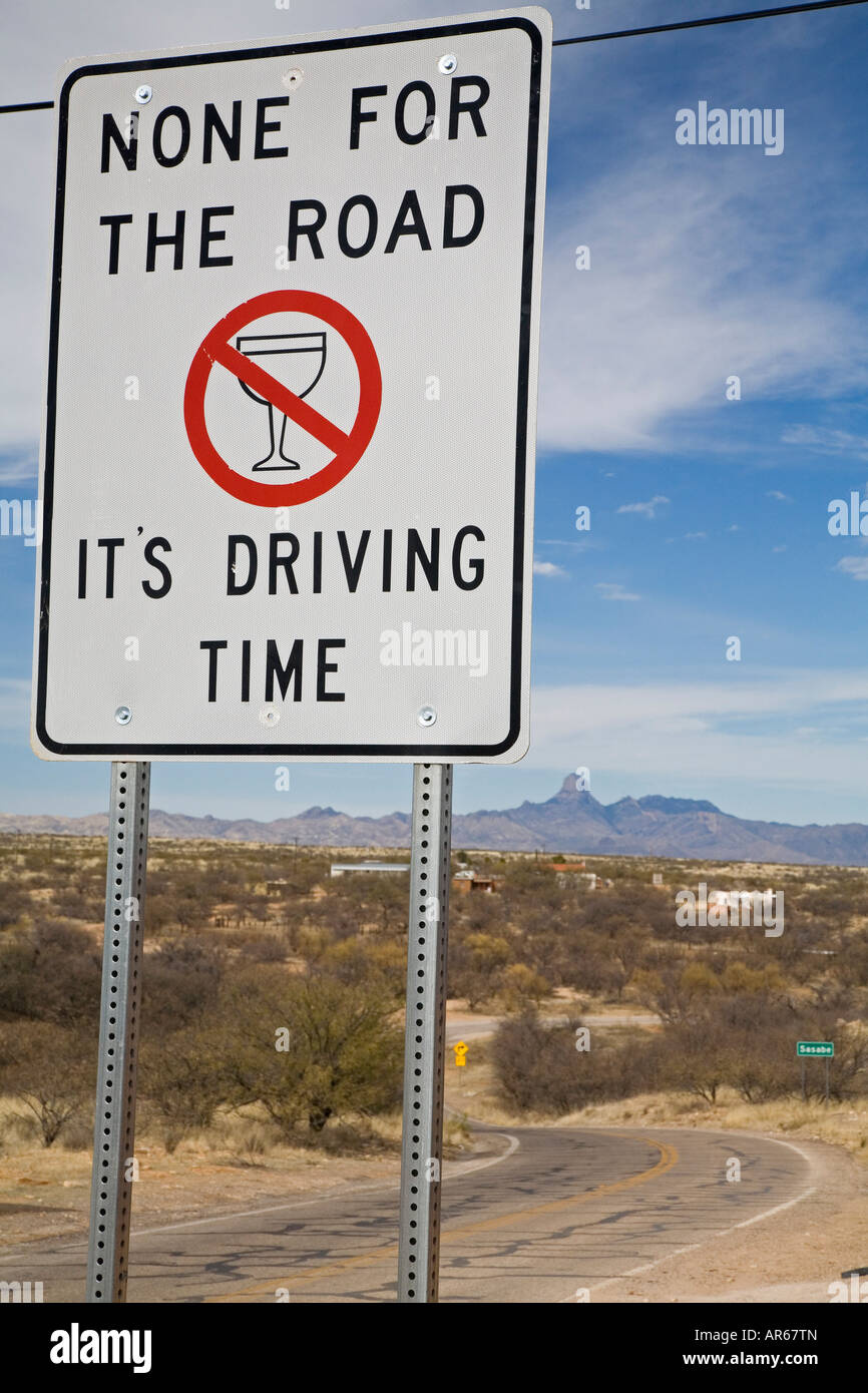 Sasabe Arizona un panneau routier de l'autoroute dans le désert de l'Arizona met en garde contre l'alcool au volant Banque D'Images
