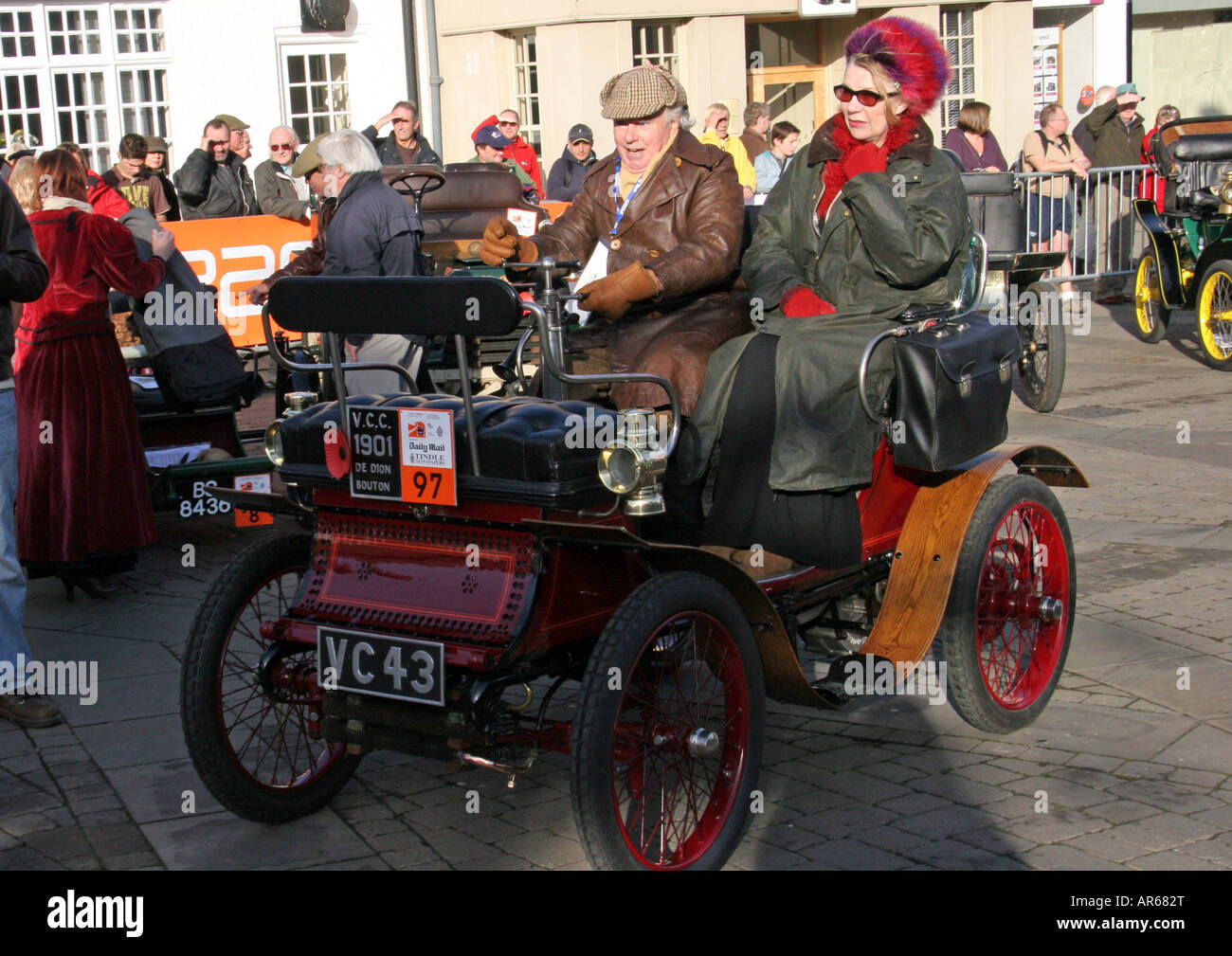 Tout enveloppé pour le froid avec un grand chapeau de fourrure De Dion 1901 Boulton Reg. No.VC 43 M. Grahame néerlandais. No.97 laissant Crawley Banque D'Images