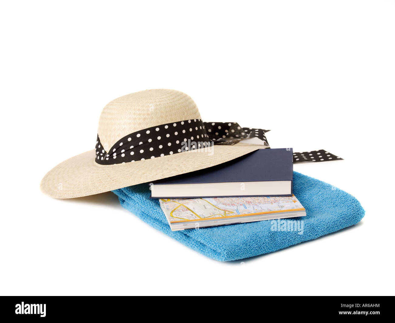 Serviette de plage Sun hat book et carte Banque D'Images