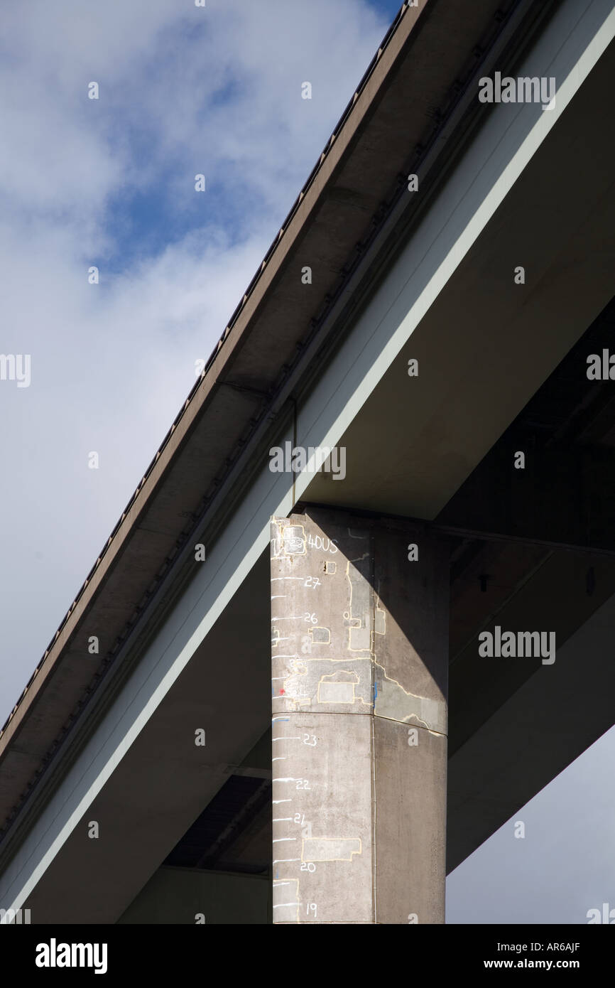 Le Tay Road Bridge avec canal de navigation, un important pont routier en Écosse. Il traverse le Firth of Tay de Newport-on-Tay à Fife à Dundee. Banque D'Images