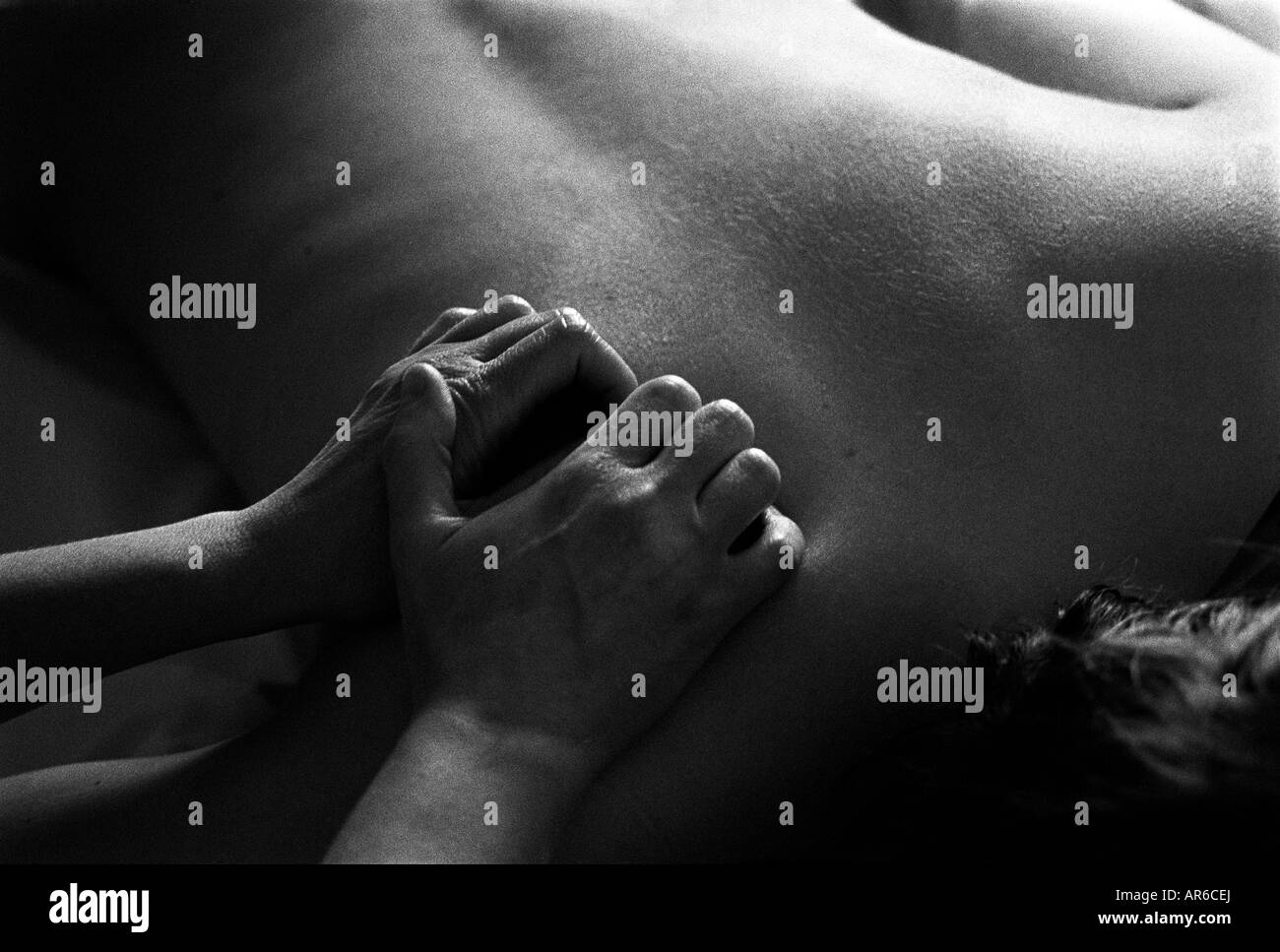Woman lying on massage table recevant un massage de dos. Banque D'Images