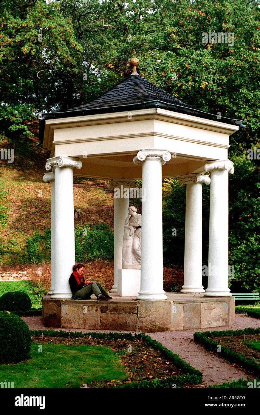 Fille assise dans un temple des muses dans Parc Tiefurt, Weimar, Allemagne Banque D'Images