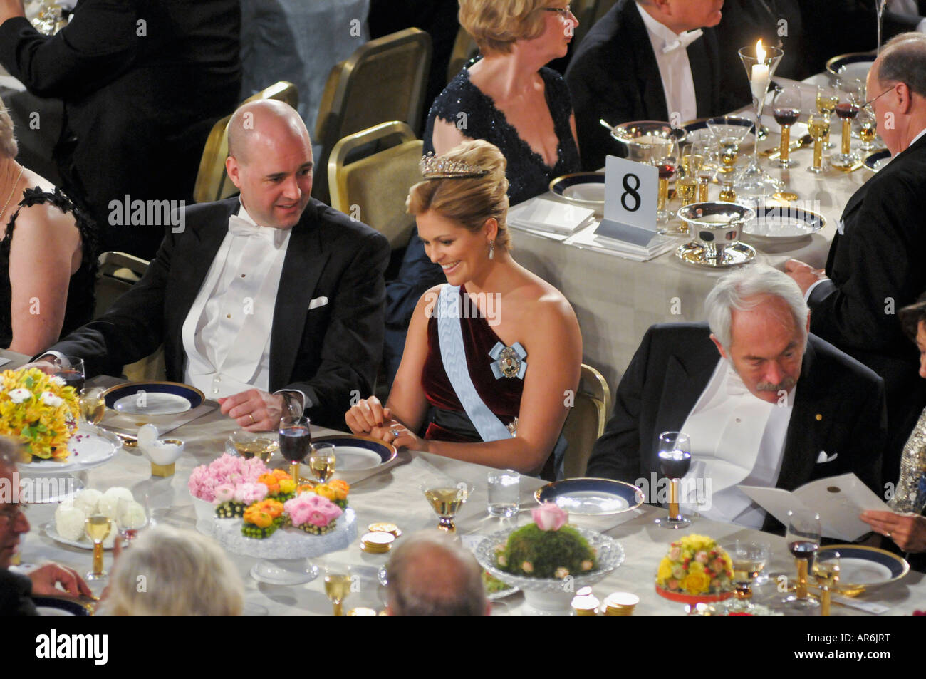 La Princesse Madeleine de Suède s'entretient avec le Premier ministre suédois Fredrik Reinfeldt, gauche, au dîner de gala du Prix Nobel Banque D'Images