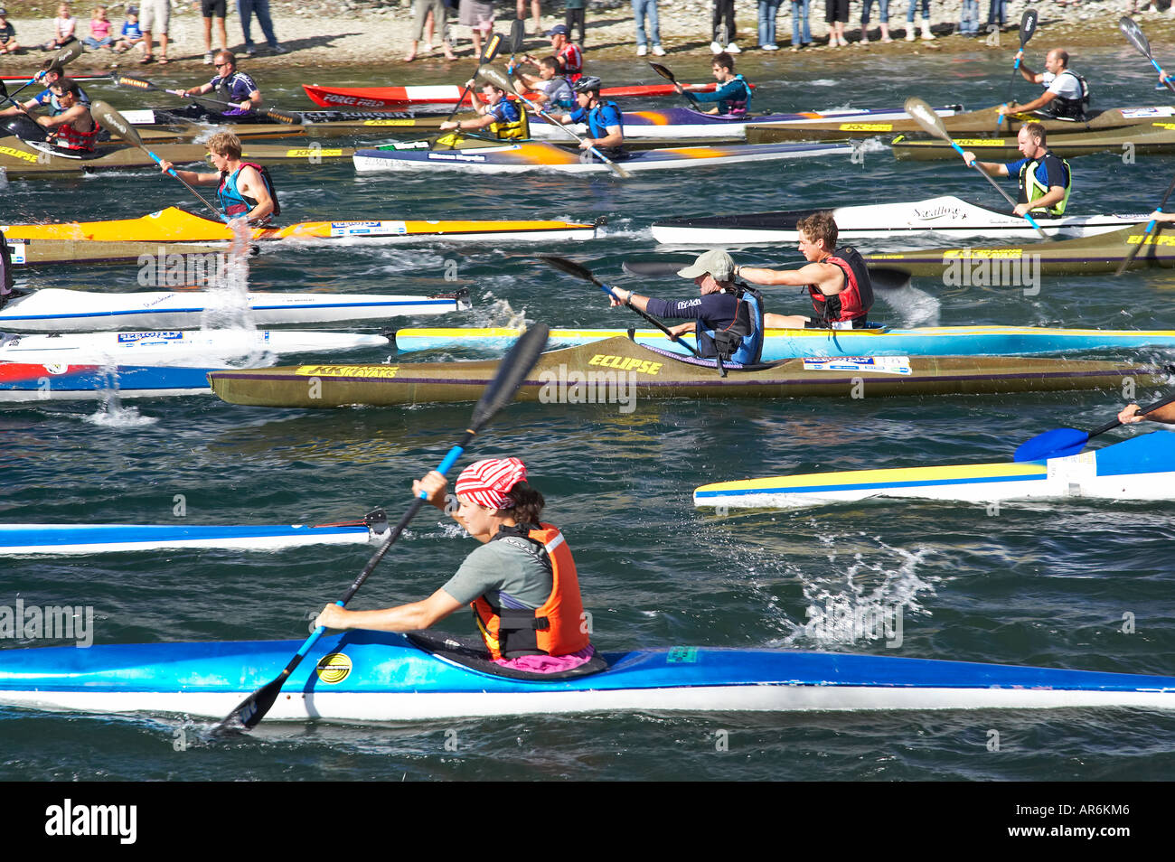 Triathlon Lake Dunstan kayakistes près de Cromwell Central Otago ile sud Nouvelle Zelande Banque D'Images