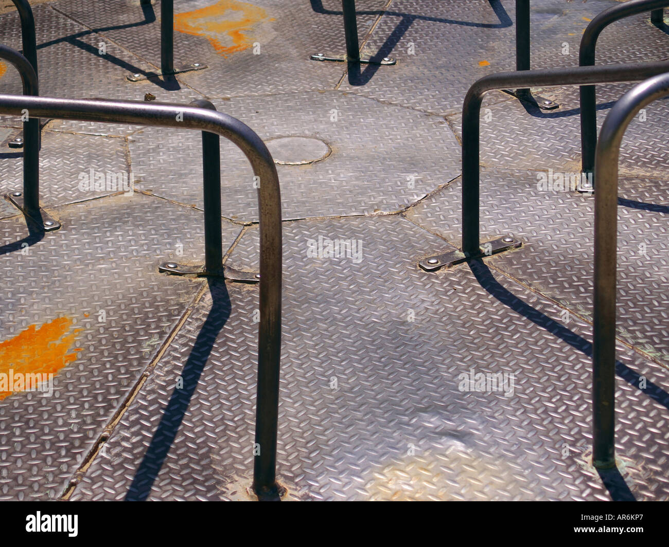 Old fashioned merry go round jouet sur une aire de jeux pour montrer des signes d'usure et la rouille. Banque D'Images