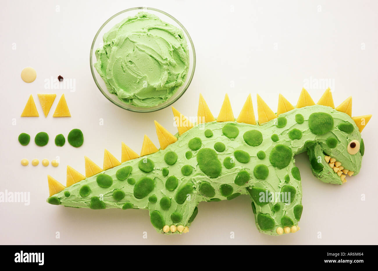 Gateau En Forme De Dinosaure Et Ingredients Pour La Decoration Boutons Chocolat Blanc Et Gouttes Photo Stock Alamy
