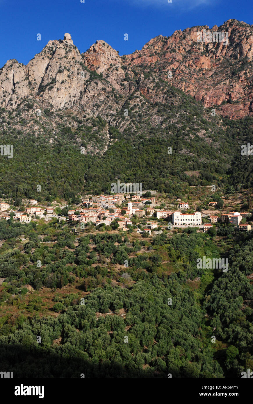 L'ensemble de l'Ota ville Valle Spelunca Aïtone River Western Island Corsica France Banque D'Images