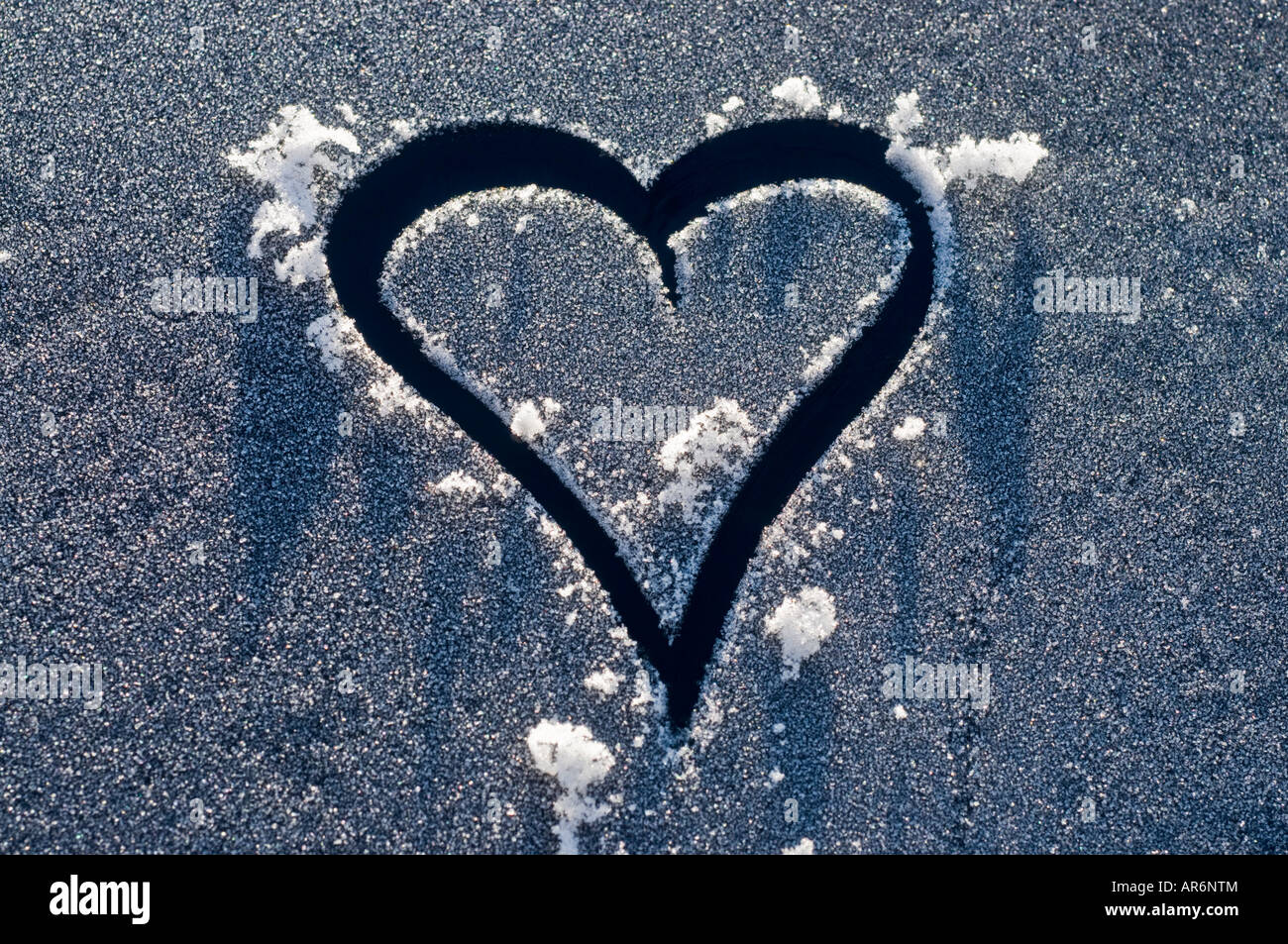 Coeur dessiné sur frosty metal. Banque D'Images