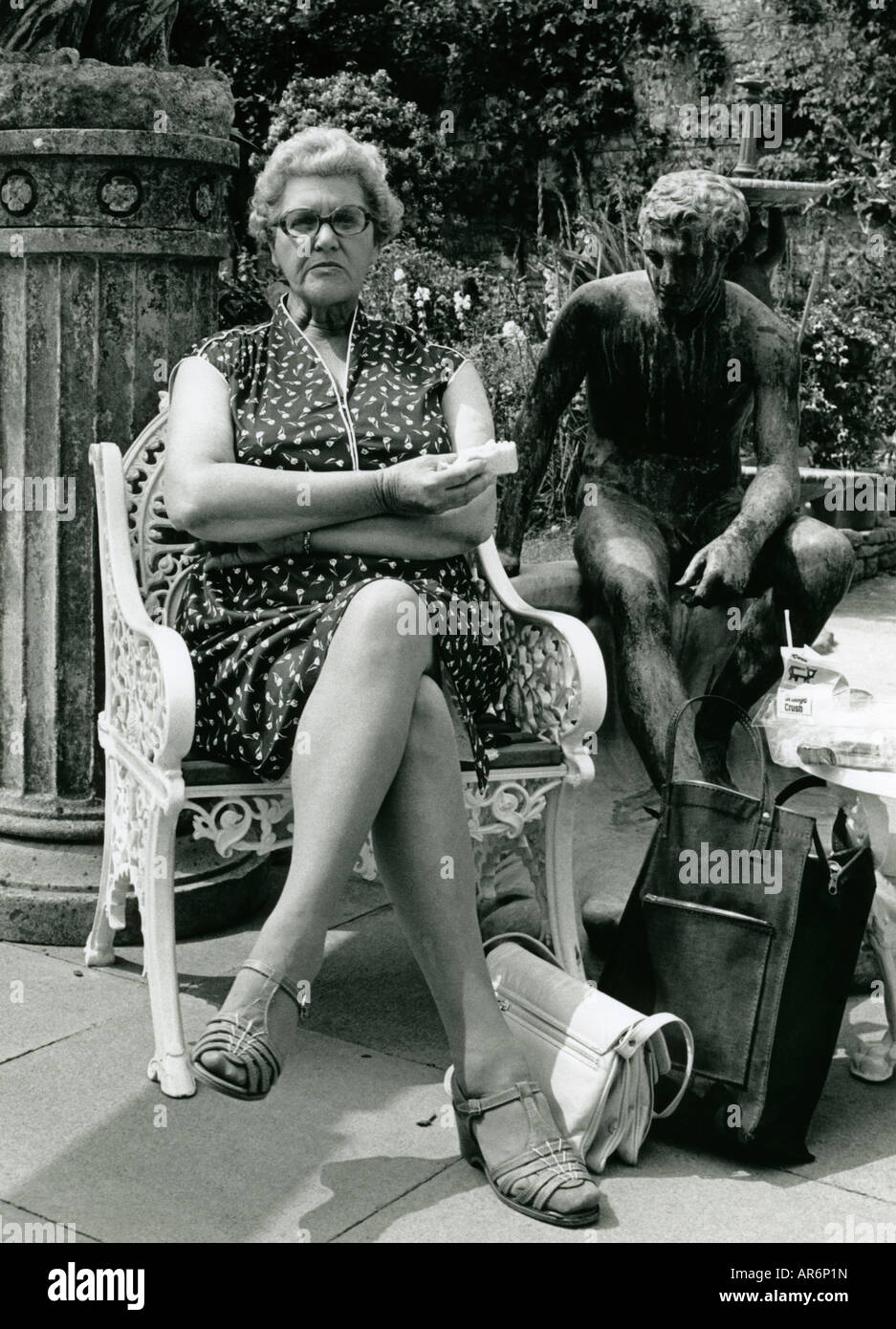 Woman eating snack - Cotswolds, Royaume-Uni. Banque D'Images