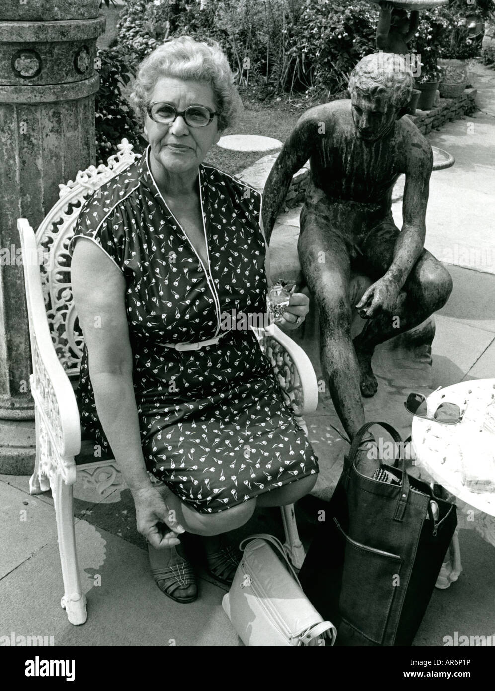 Woman eating snack - Cotswolds, Royaume-Uni. Banque D'Images