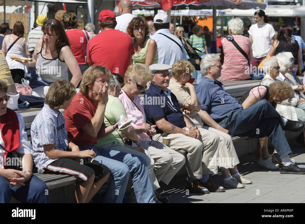 Les personnes qui visitent la Semaine de Kiel, Kiel, Allemagne Banque D'Images