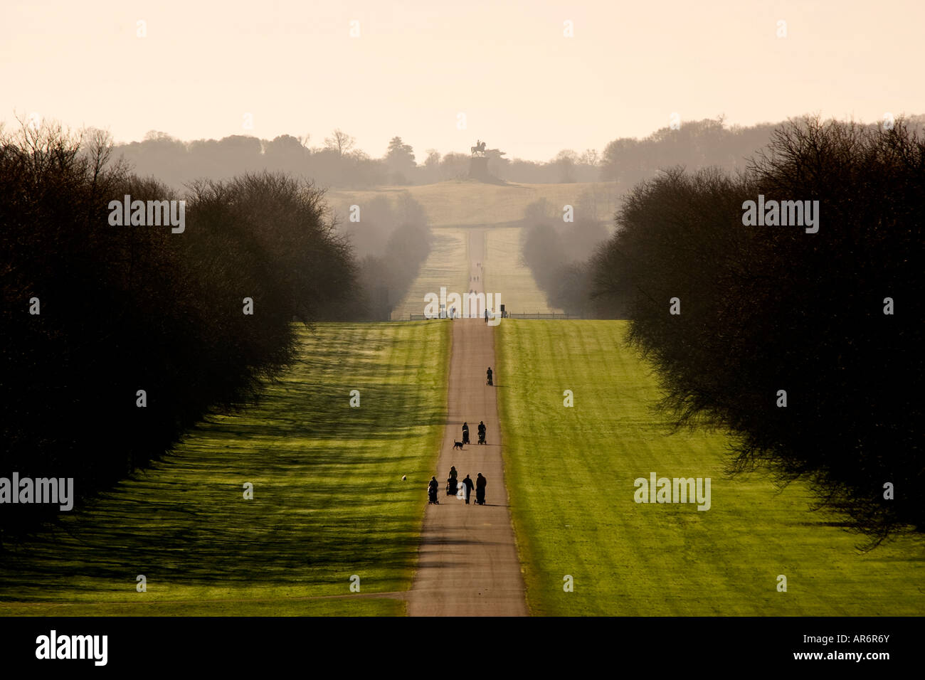 Les gens se promener le long de la Longue Marche dans Windsor Great Park en vue du château de Windsor en Angleterre Banque D'Images