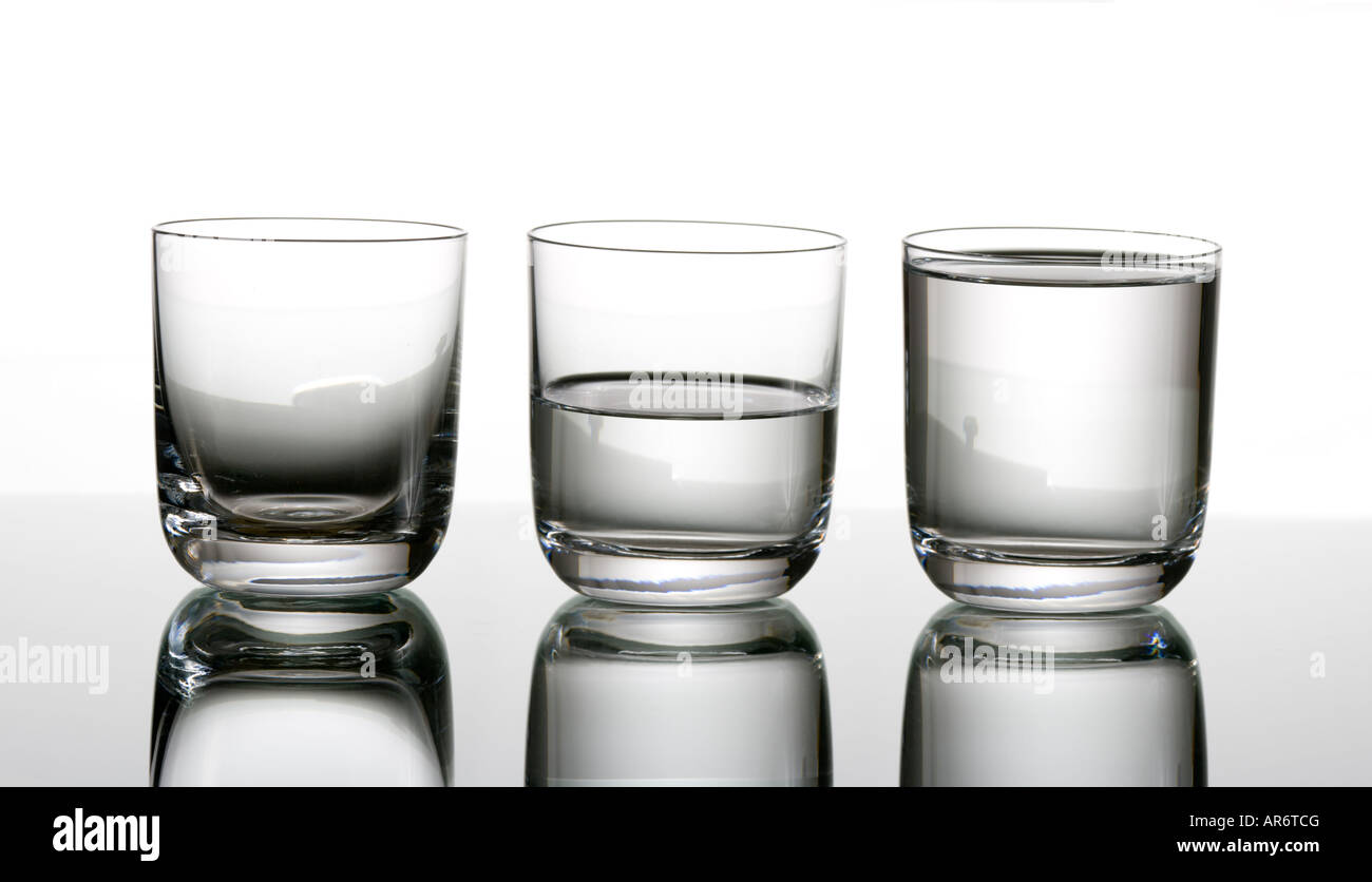 À moitié plein ou à moitié vide ? Banque D'Images