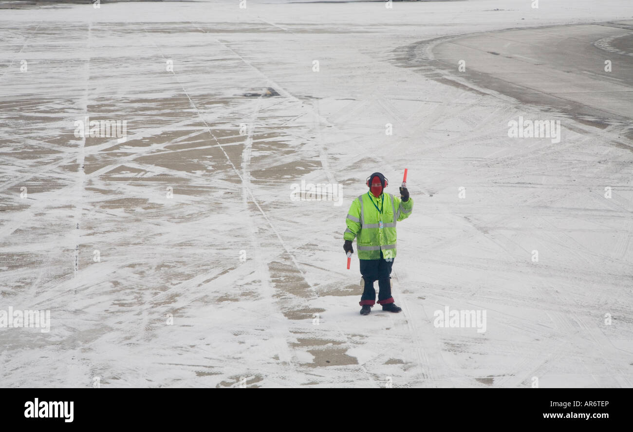 Romulus Michigan un travailleur de l'équipe au sol dirige un US Airways jetliner laissant un embarquement à l'aéroport Detroit Metro Banque D'Images