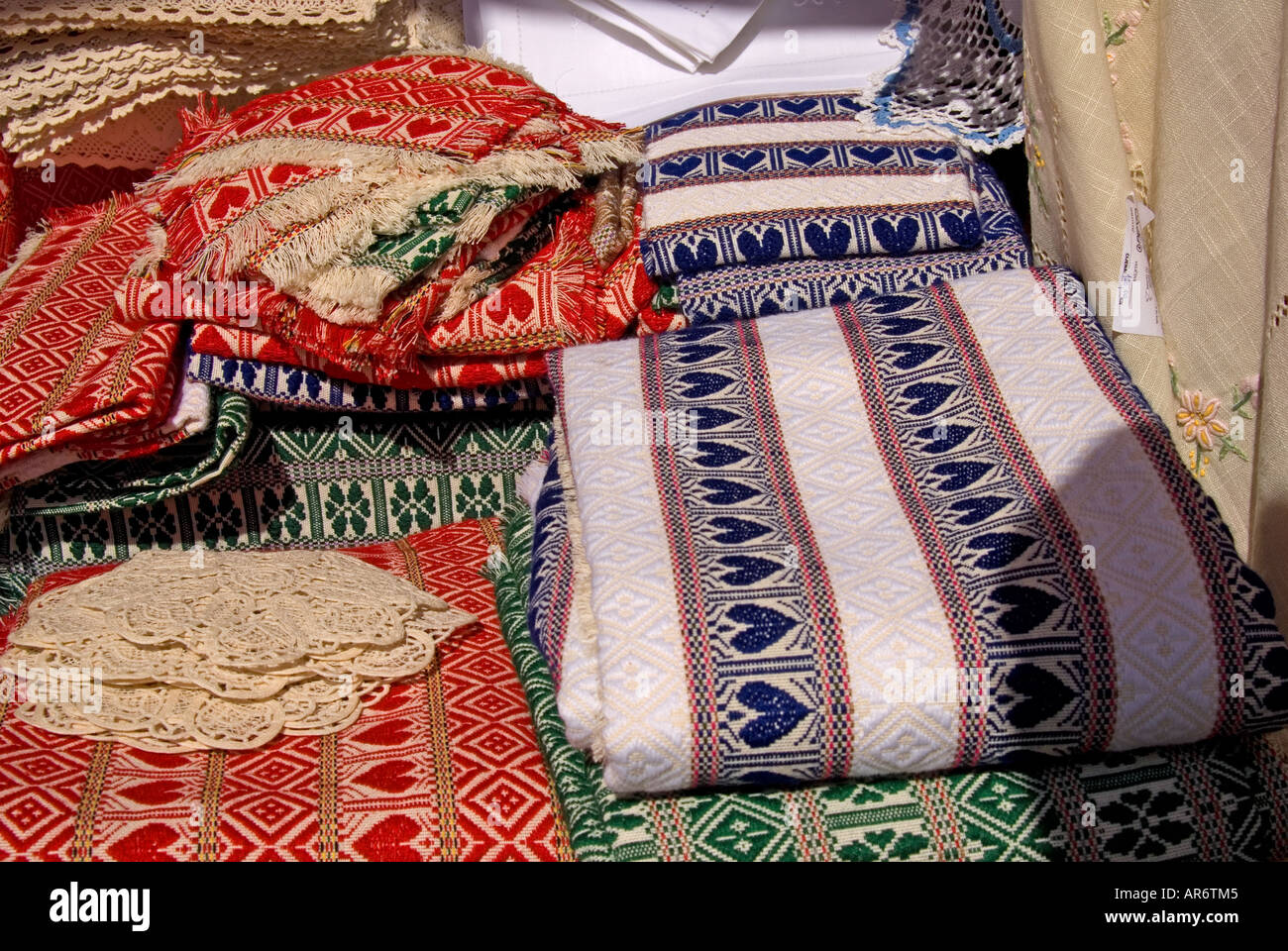 Zagreb, Croatie. Les produits tissés en vente sur l'étal du marché dans la vieille ville Banque D'Images