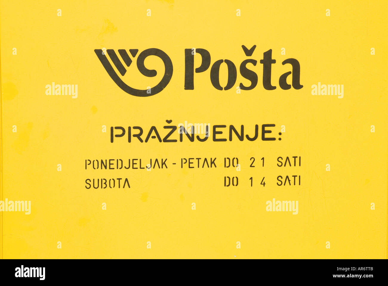 Zagreb, Croatie. L'écriture sur le côté de la boîte de collecte avec de l'heure - du lundi au vendredi jusqu'à 21h le samedi jusqu'à 14h00 Banque D'Images