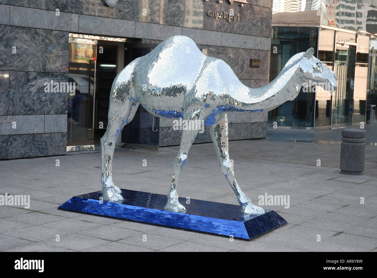 Sculpture d'argent de camel construit de petits miroirs à l'entrée de l'hôtel Emirates Towers à Dubaï Émirats Arabes Unis Banque D'Images