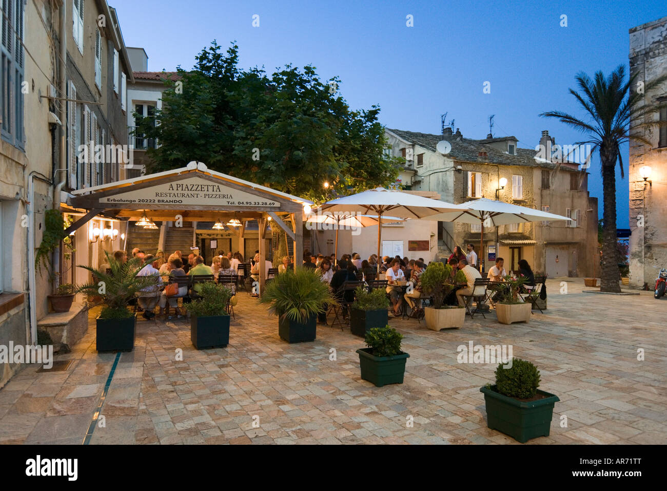 Restaurant de nuit, Erbalunga, Cap Corse, Corse, France Photo Stock - Alamy