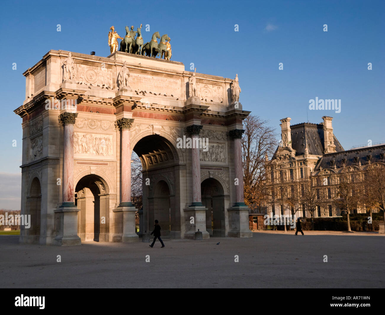 La lumière du soleil tôt le matin se casse sur l'Arc de triomphe du Carrousel, Paris France Europe Banque D'Images