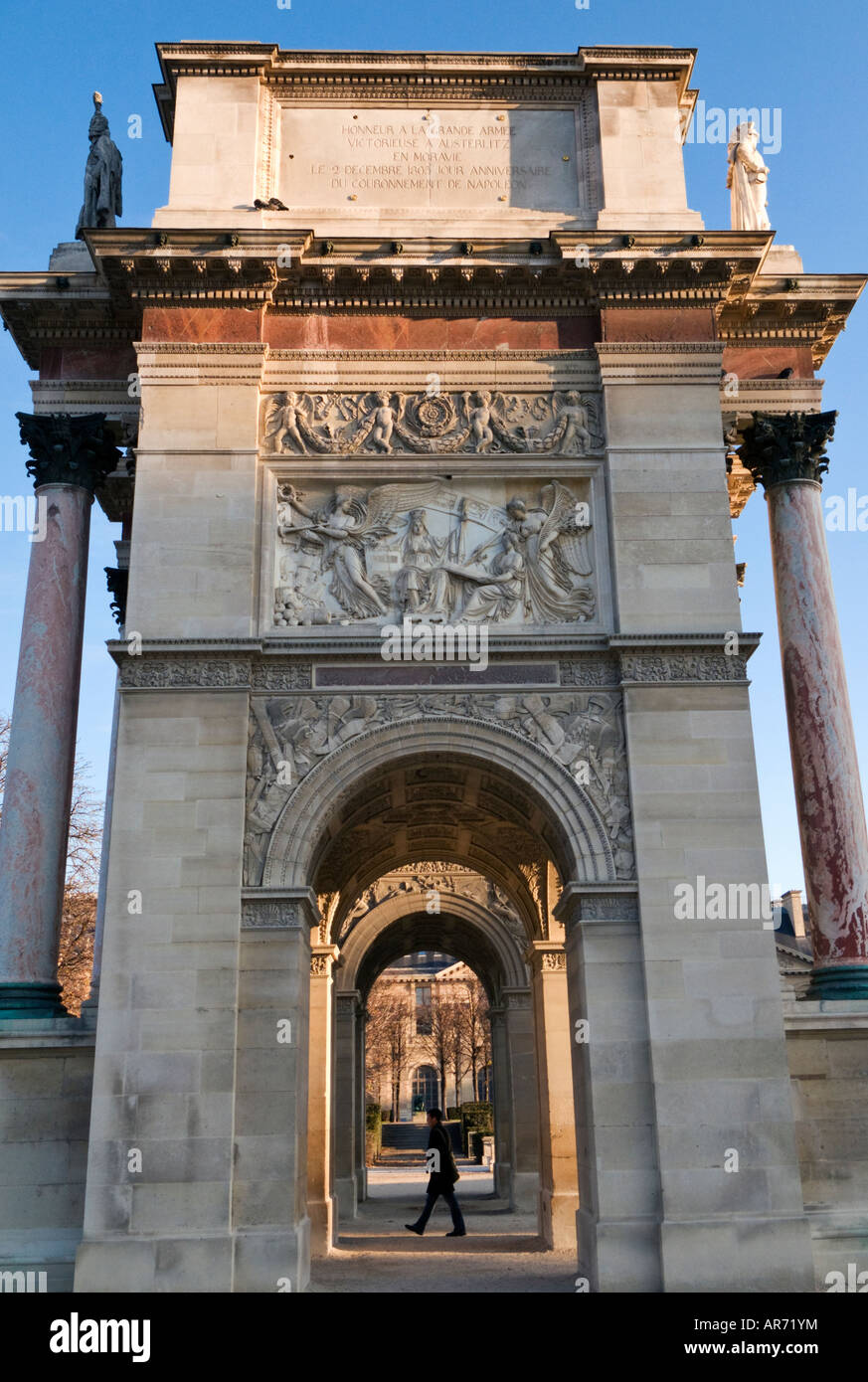 Homme marche à travers l'Arc de triomphe du Carrousel, Paris, France Europe Banque D'Images
