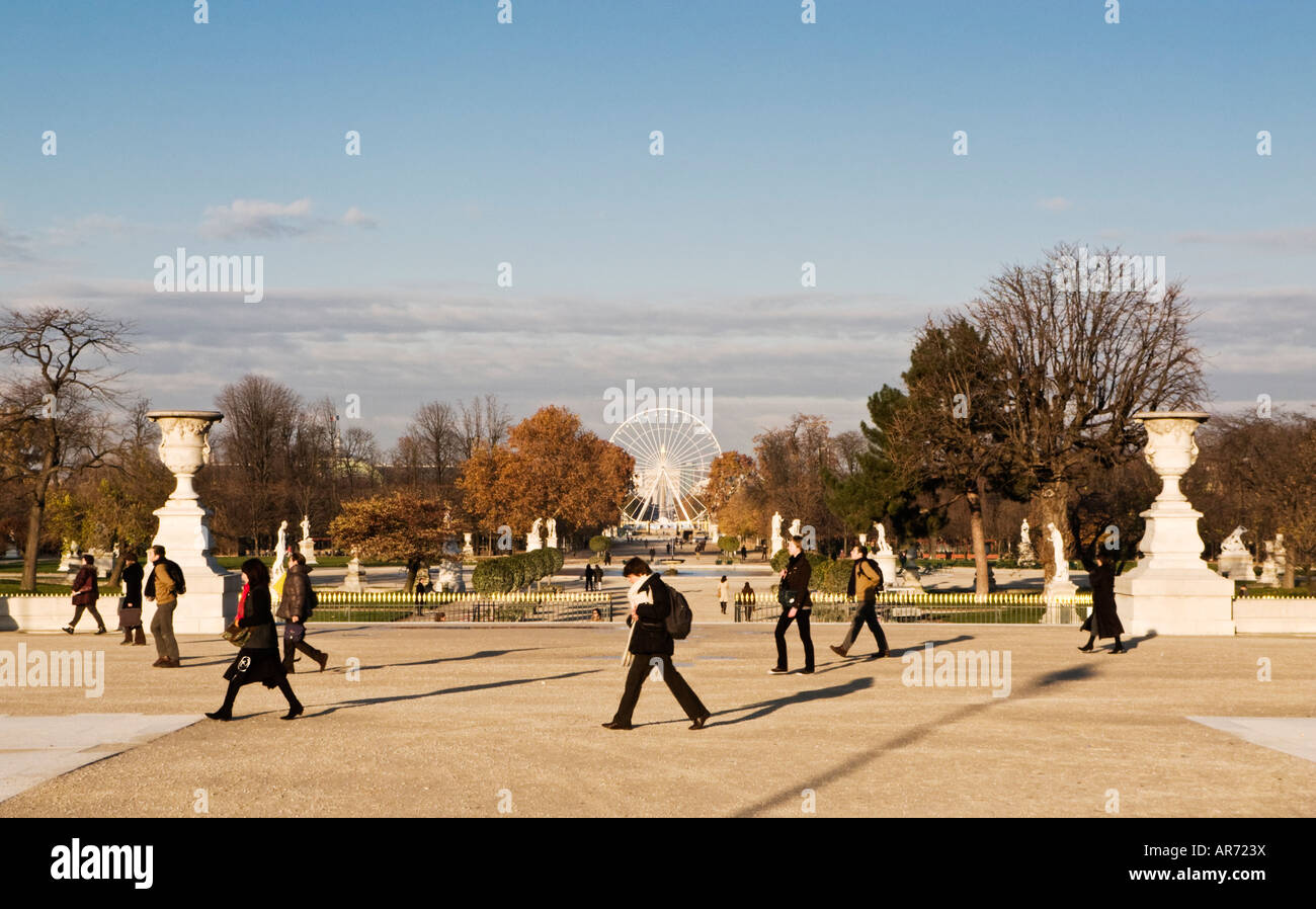 Tôt le matin, les navetteurs marche à travers le Jardin des Tuileries, Paris, France l'Europe à l'automne Banque D'Images
