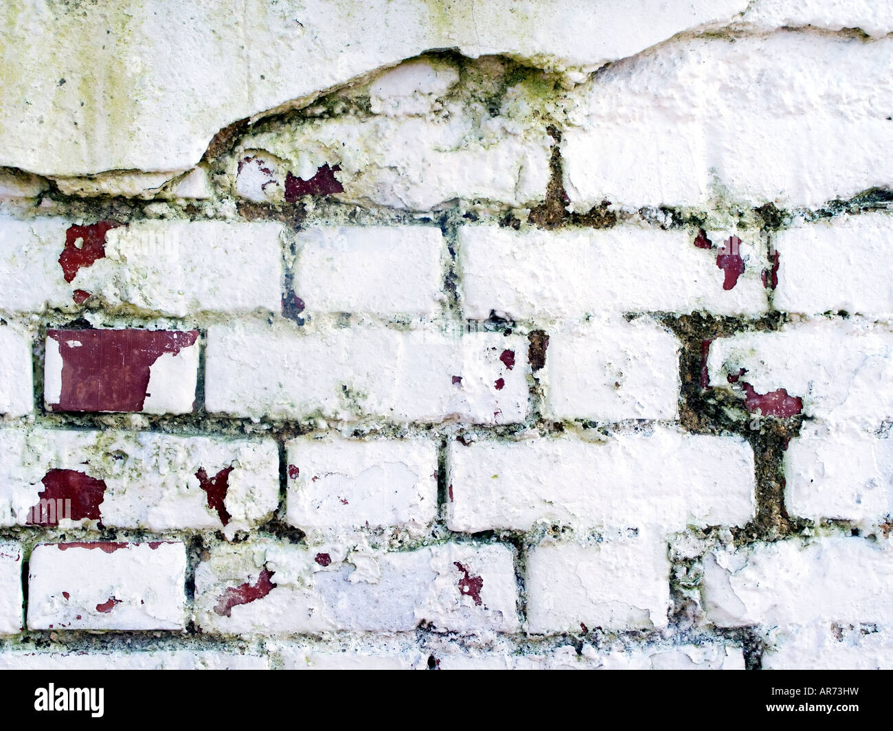 Brique mur fissuré Grungy peint en blanc Banque D'Images